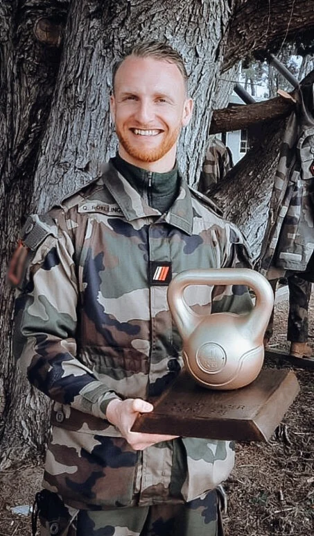 Quentin, ancien militaire et coach KettleCore, avec une kettlebell